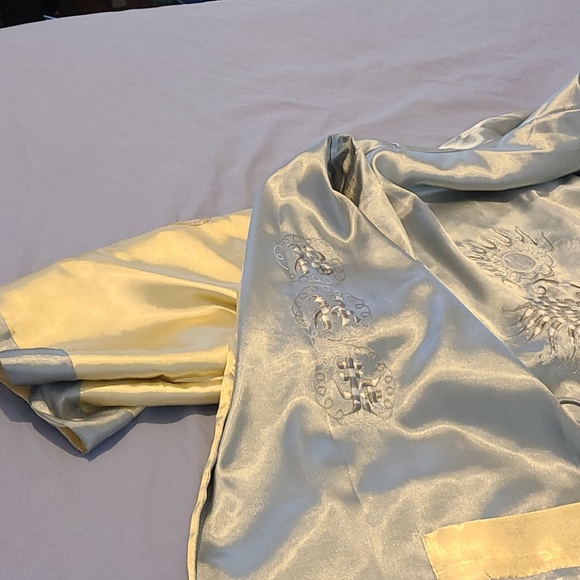 Vietnamese Robe - Picture 4 of 10